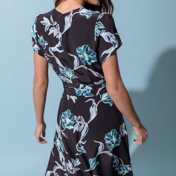 ✨HP!✨NWT Yumi Kim Blue Floral Silk Wrap Dress XS - Picture 2 of 6